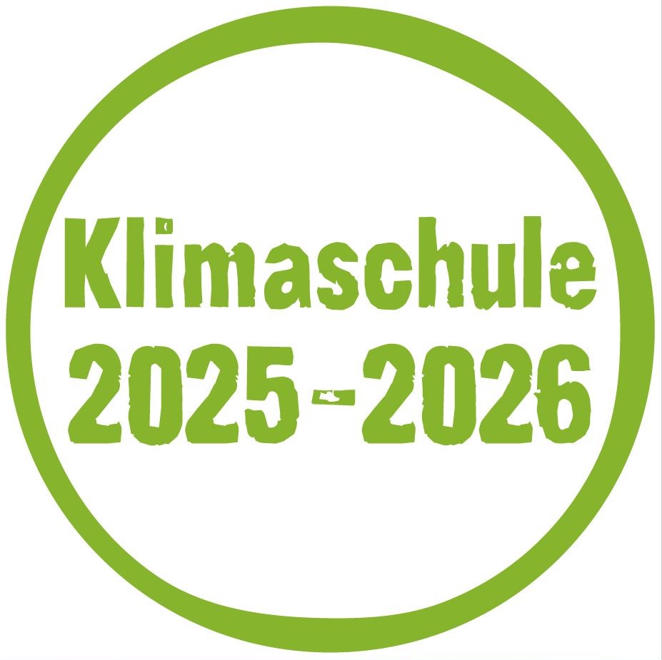 Kreisförmiges Logo mit grünem Rand, in der Mitte der Text "Klimaschule 2025 - 2026" in grüner Schrift.